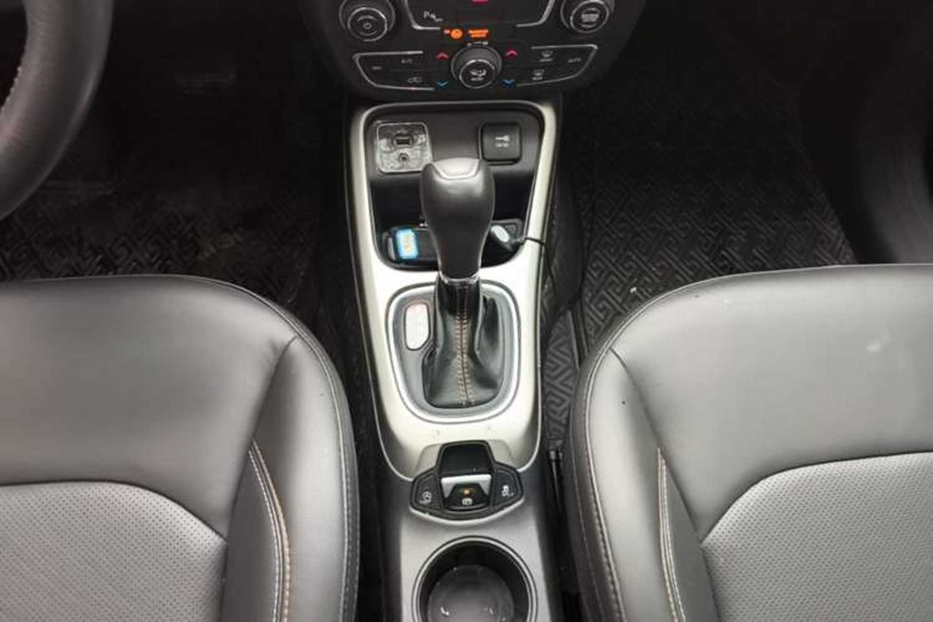 Used Jeep Compass 2019 200T Automatic Family Edition - Connected Large Screen Version Gear Lever