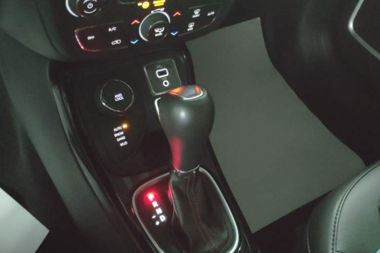 Used Jeep Compass 2019 220T Automatic Family Enjoyment Four-Wheel Drive Edition Gear Lever