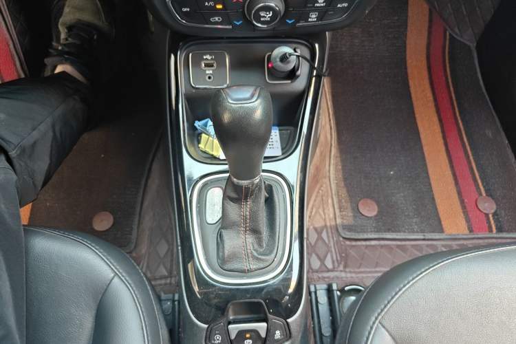 Used Jeep Compass 2019 220T Automatic Family Edition Gear Lever
