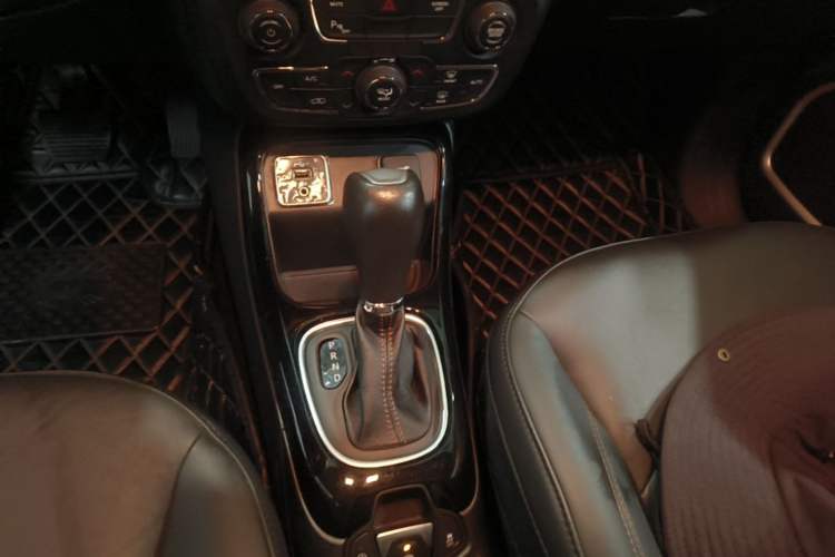 Used Jeep Compass 2019 220T Automatic Family Edition Gear Lever
