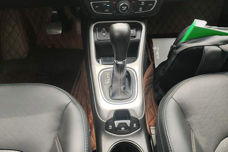 Used Jeep Compass 2019 200TS Automatic Premium - Connected Large Screen Version Gear Lever