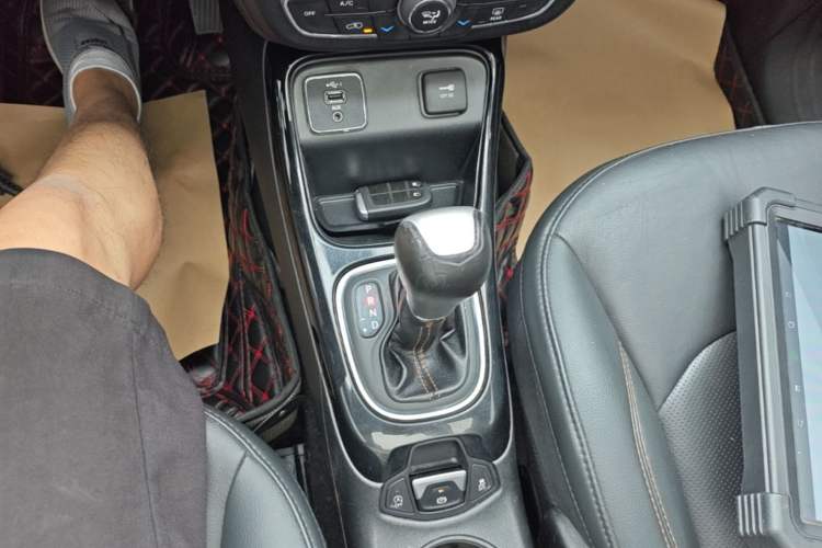 Used Jeep Compass 2019 220T Automatic Family Edition Gear Lever