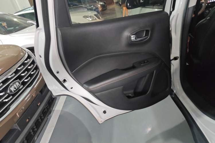 Used Jeep Compass 2019 220T Automatic Family Edition Interior 8