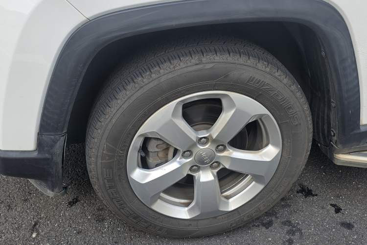 Used Jeep Compass 2019 200T Automatic Family Edition - Connected Large Screen Version Left Front Wheel Hub