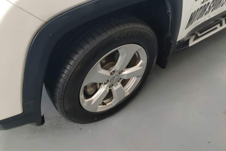 Used Jeep Compass 2019 200T Automatic Family Edition - Connected Large Screen Version Left Front Wheel Hub