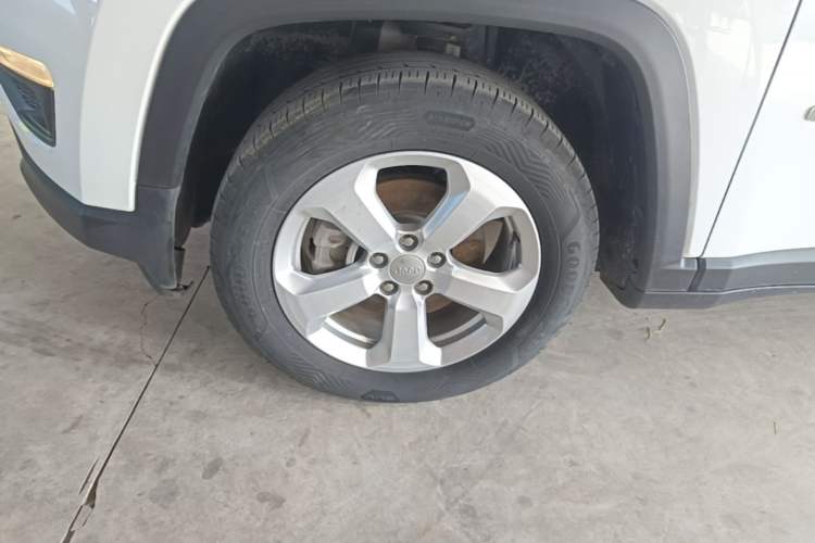 Used Jeep Compass 2019 200T Automatic Family Edition - Connected Large Screen Version Left Front Wheel Hub