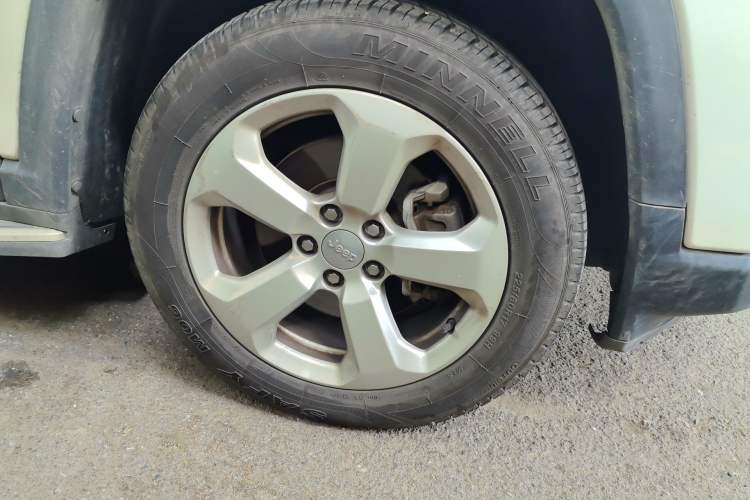 Used Jeep Compass 2019 200T Automatic Family Edition - Connected Large Screen Version Right Front Wheel Hub