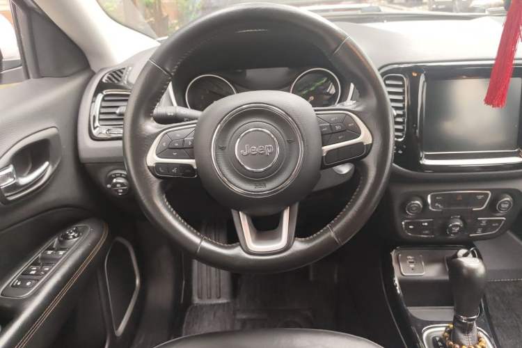 Used Jeep Compass 2019 220T Automatic Family Edition Steering Wheel