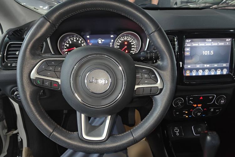 Used Jeep Compass 2019 220T Automatic Family Edition Steering Wheel