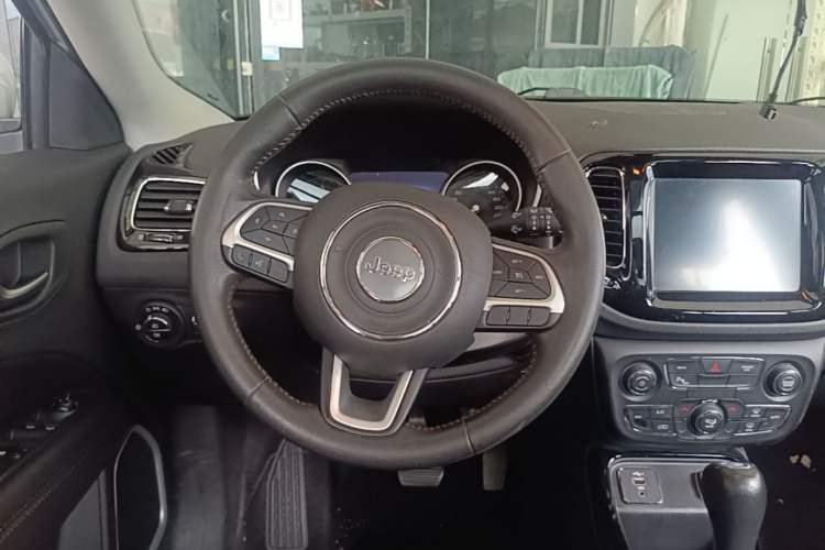 Used Jeep Compass 2019 220T Automatic Family Edition Steering Wheel