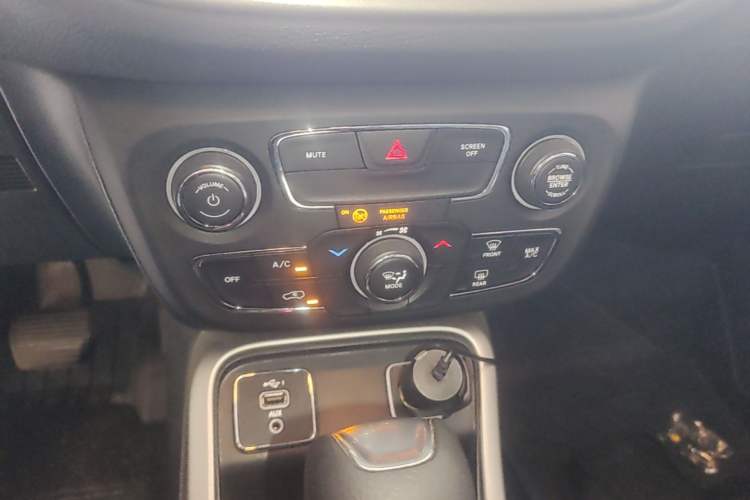 Used Jeep Compass 2020 220T Automatic Leading Edition Audio And AC Panel