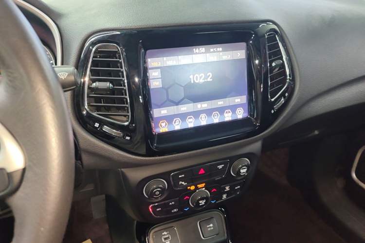 Used Jeep Compass 2020 220T Automatic Elite Edition Audio And AC Panel