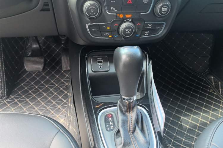 Used Jeep Compass 2020 220T Automatic Elite Edition Gear Lever