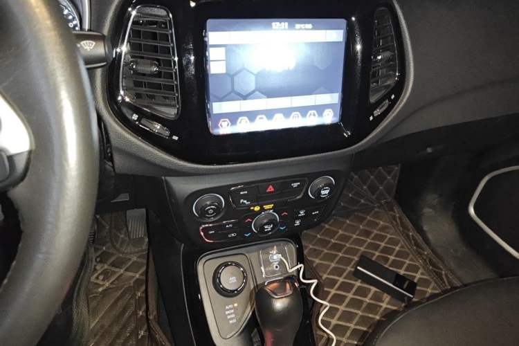 Used Jeep Compass 2020 220T Automatic Four-Wheel Drive Elite Edition Audio And AC Panel