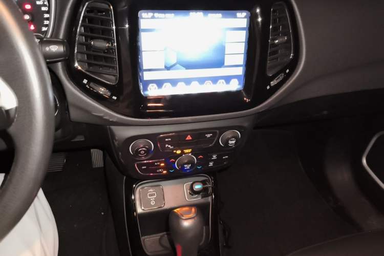 Used Jeep Compass 2020 220T Automatic Elite Edition Audio And AC Panel