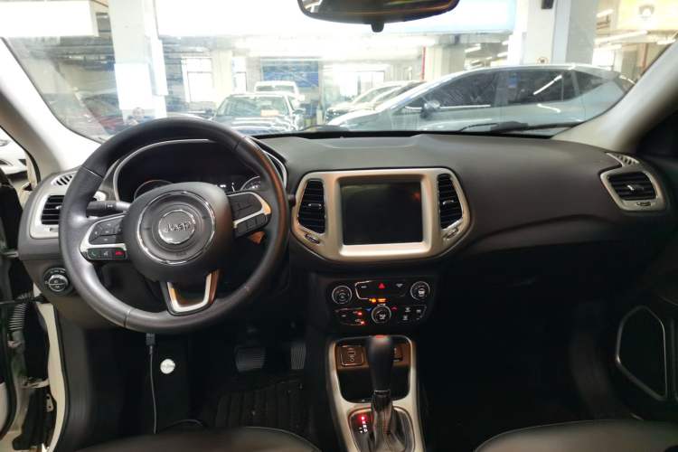Used Jeep Compass 2020 220T Automatic Leading Edition Center Console