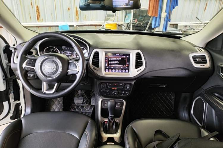 Used Jeep Compass 2020 220T Automatic Leading Edition Center Console