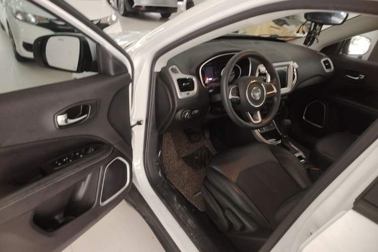 Used Jeep Compass 2020 220T Automatic Leading Edition Driver Seat