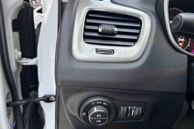 Used Jeep Compass 2020 220T Automatic Leading Edition Interior 6