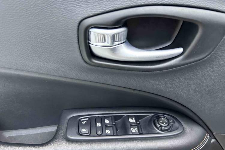 Used Jeep Compass 2020 220T Automatic Leading Edition Interior 7