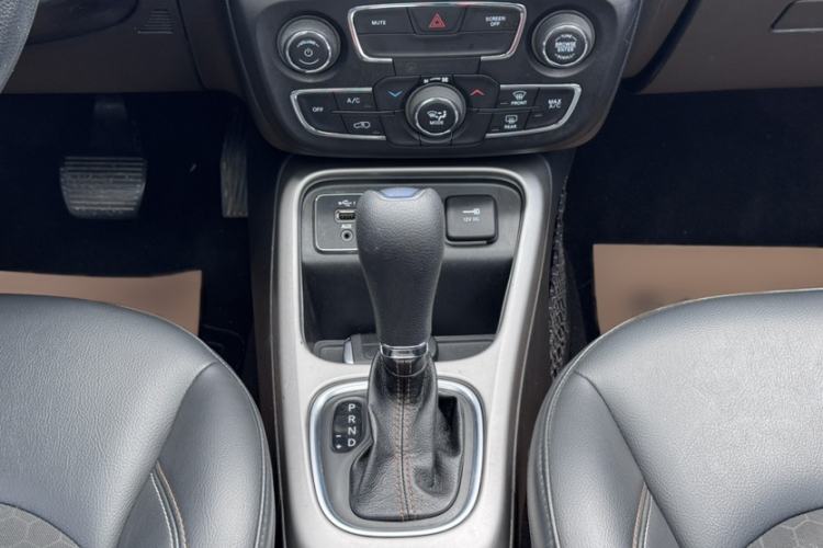 Used Jeep Compass 2020 220T Automatic Leading Edition Interior 8