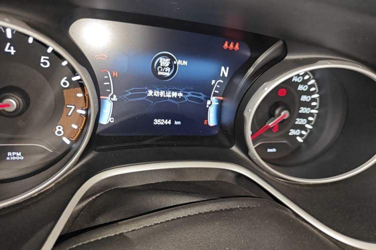 Used Jeep Compass 2020 220T Automatic Four-Wheel Drive Elite Edition Odometer Close Up