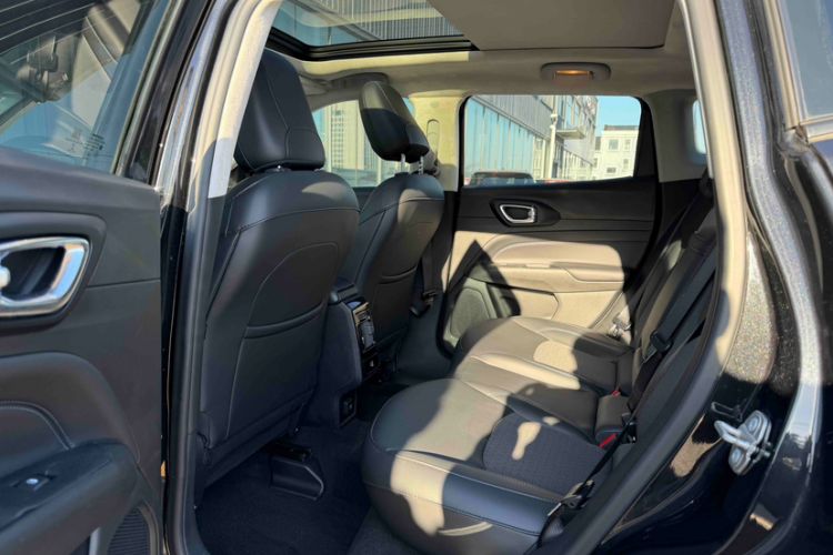 Used Jeep Compass 2021 220T Automatic Leading Edition Interior 5