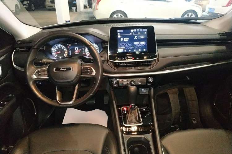 Used Jeep Compass 2021 220T Automatic Leading Edition Center Console