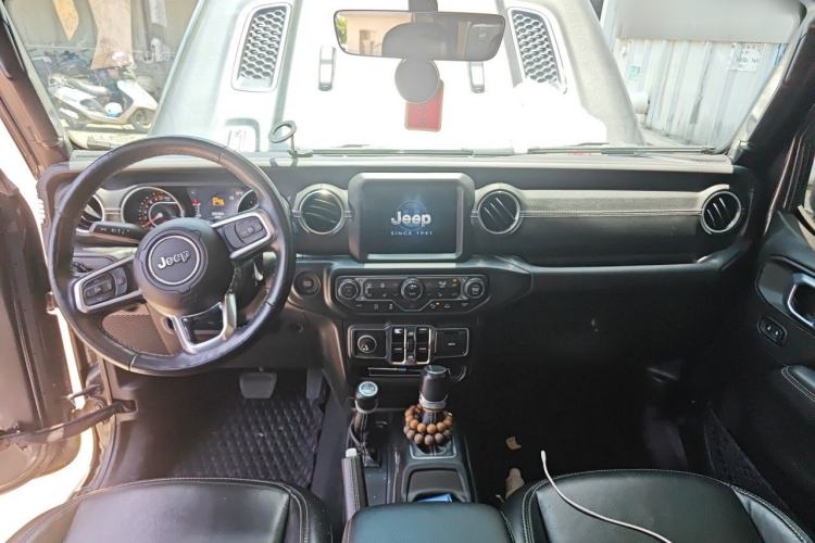 Used Jeep Gladiator 2022 3.6L Pioneer Edition Center Console
