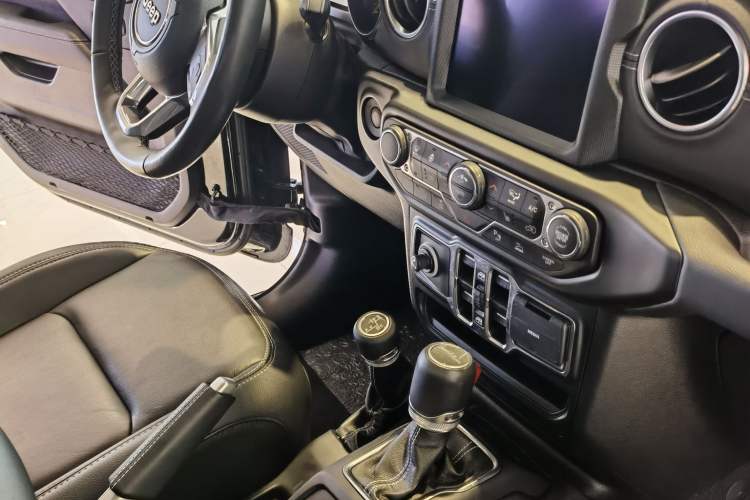Used Jeep Gladiator 2022 3.6L Pioneer Edition Interior 2