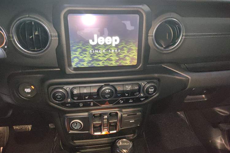 Used Jeep Gladiator 2022 3.6L Pioneer Edition Audio And AC Panel
