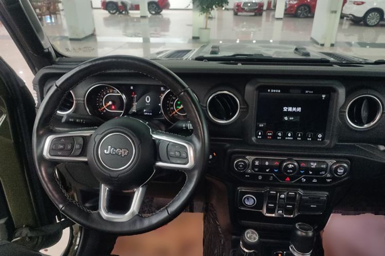 Used Jeep Gladiator 2022 3.6L Pioneer Edition Center Console