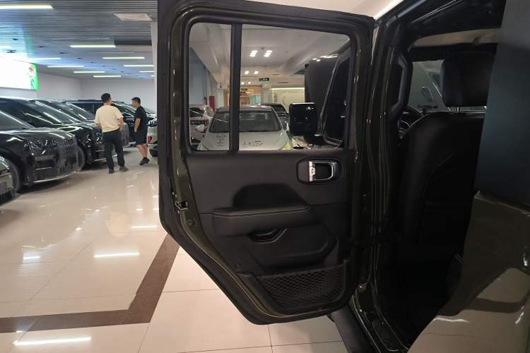 Used Jeep Gladiator 2022 3.6L Pioneer Edition Interior 8