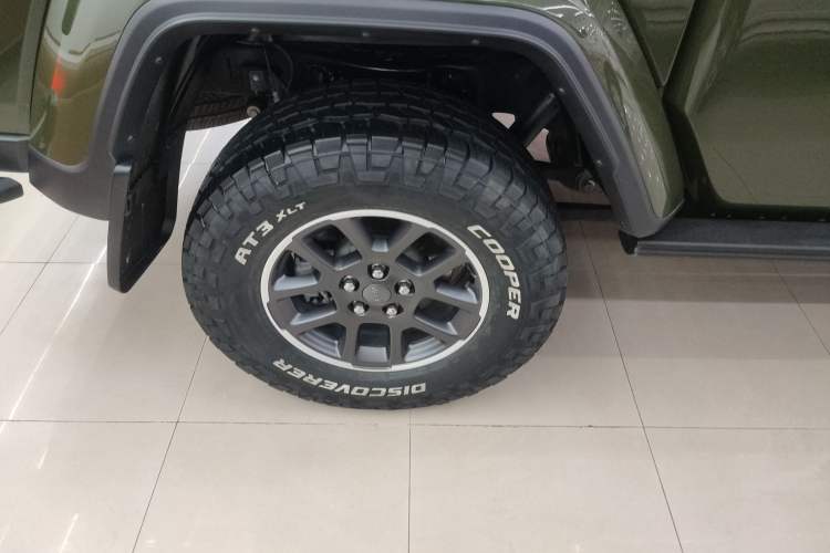 Used Jeep Gladiator 2022 3.6L Pioneer Edition Right Rear Wheel Hub