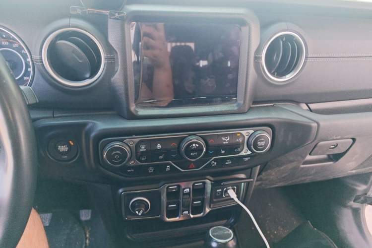 Used Jeep Gladiator 2022 3.6L Pioneer Edition Audio And AC Panel