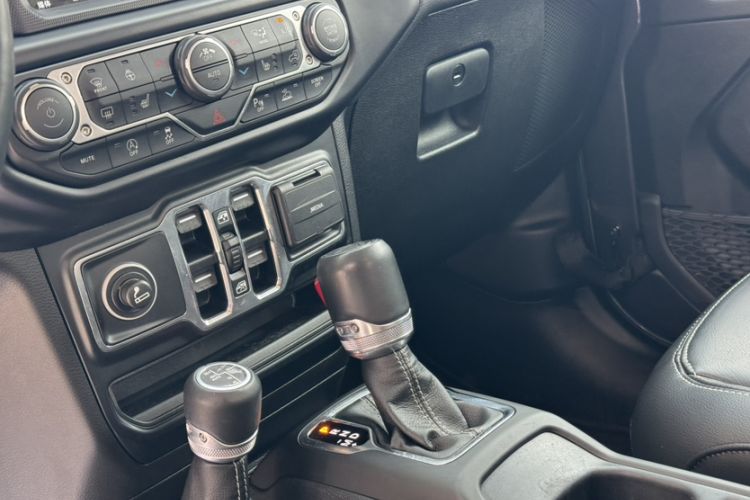 Used Jeep Gladiator 2022 3.6L Pioneer Edition Interior 2