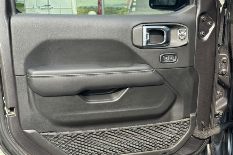 Used Jeep Gladiator 2022 3.6L Pioneer Edition Interior 8