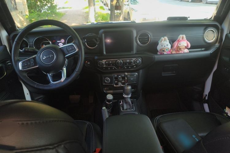 Used Jeep Gladiator 2022 3.6L Pioneer Edition Center Console