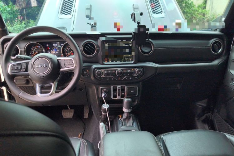 Used Jeep Gladiator 2023 3.6L Overland Center Console