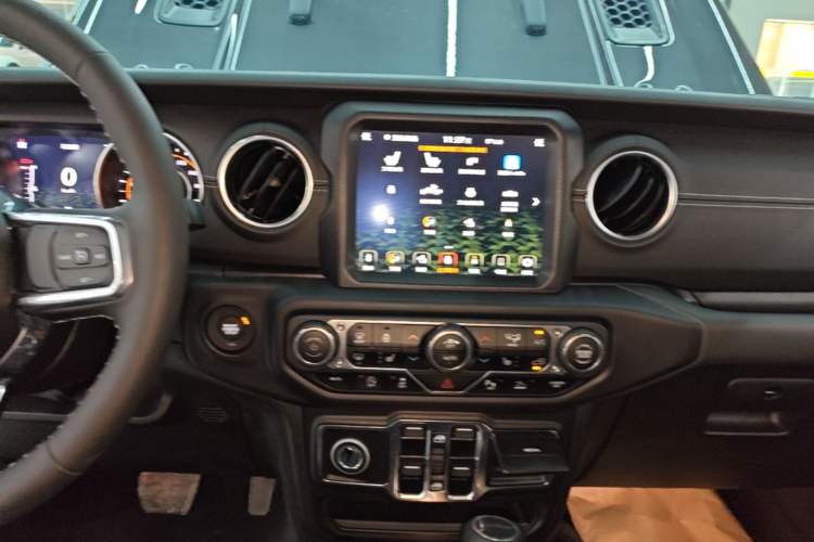 Used Jeep Gladiator 2023 3.6L Overland Audio And AC Panel