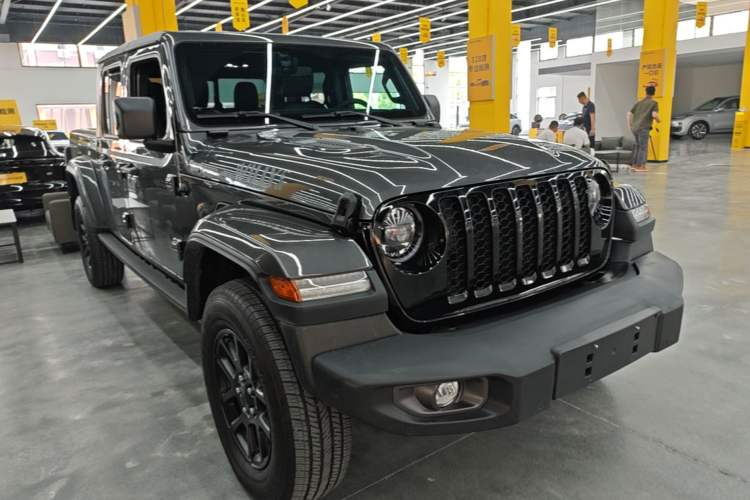 Used Jeep Gladiator 2023 3.6L Overland Front Right 45 Deg