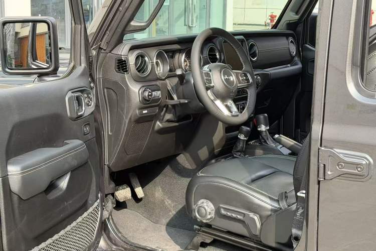Used Jeep Gladiator 2023 3.6L Overland Interior 3