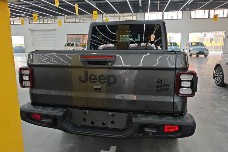 Used Jeep Gladiator 2023 3.6L Overland Rear