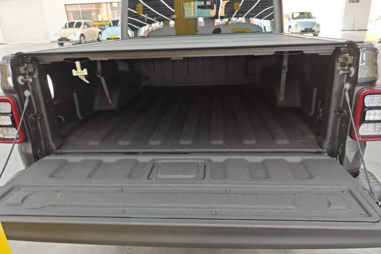 Used Jeep Gladiator 2023 3.6L Overland Trunk