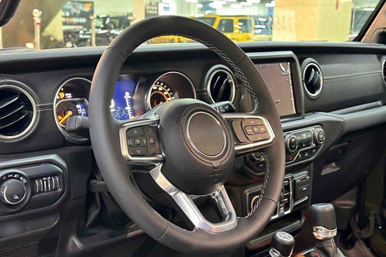 Used Jeep Gladiator 2023 3.6L Overland Interior 2