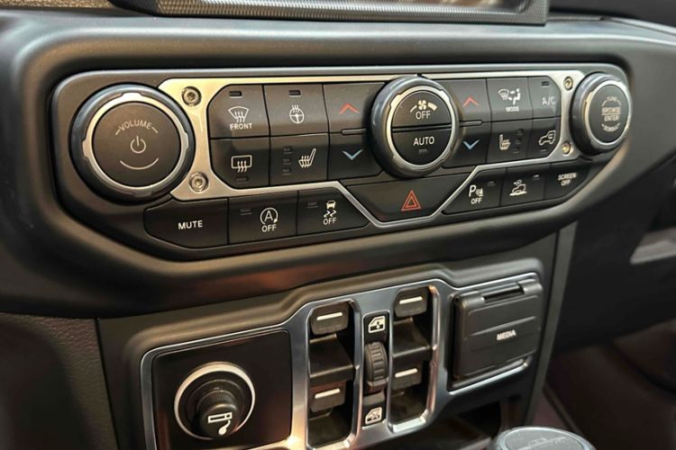 Used Jeep Gladiator 2023 3.6L Overland Interior 4