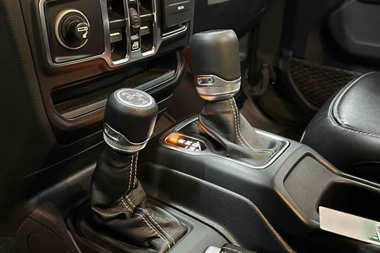 Used Jeep Gladiator 2023 3.6L Overland Interior 5