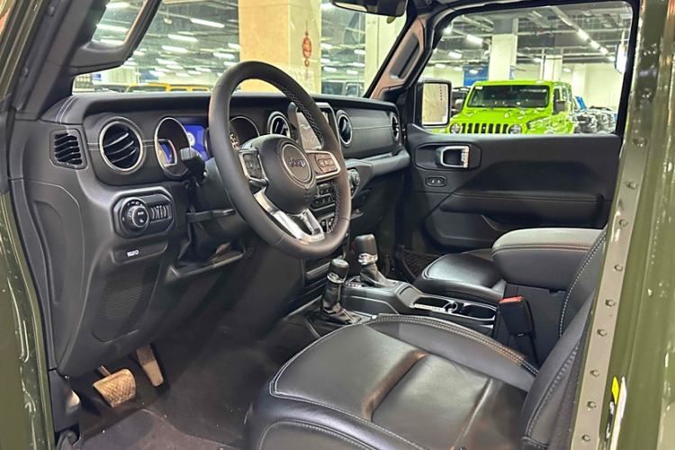 Used Jeep Gladiator 2023 3.6L Overland Interior 6