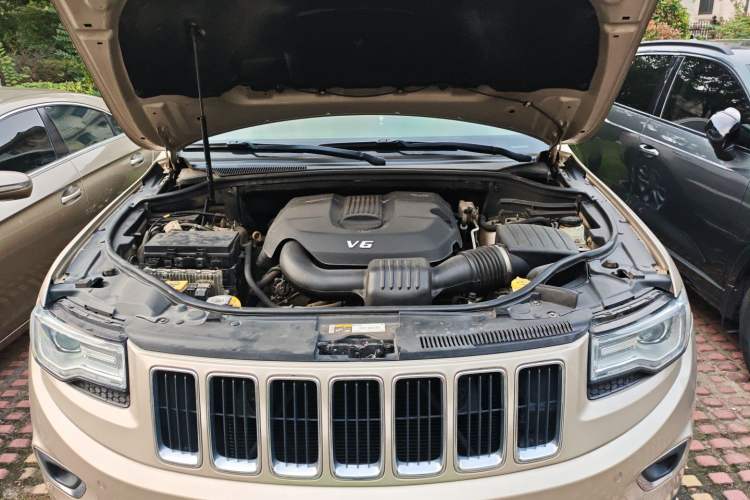 Used Jeep Grand Cherokee 2014 3.6L Elite Navigation Edition Engine Bay