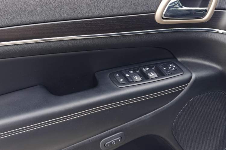 Used Jeep Grand Cherokee 2014 3.6L Elite Navigation Edition Interior 2